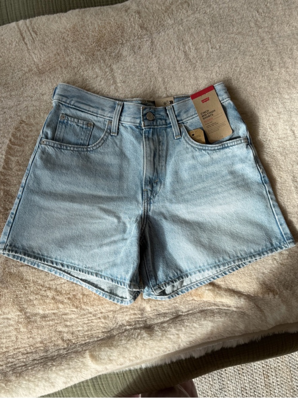 Levi's Mid-Thigh Cinch Short